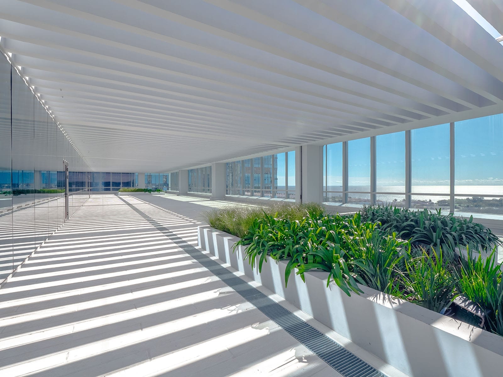 Planta de oficinas con espacios verdes y vistas panorámicas