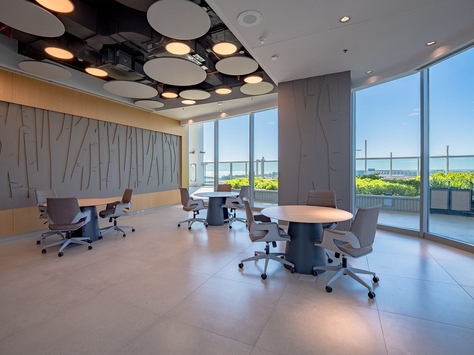 Oficinas con vista panorámica a la ciudad